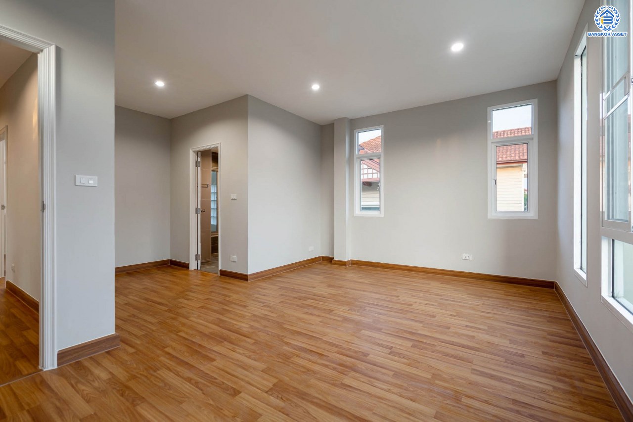 บ้านมือสองตกแต่งใหม่ โครงการ ธนาสิริ รัตนาธิเบศร์ เนื้อที่ 54.7 ตร.ว. ดีไซน์ตอบทุกไลฟ์สไตล์ ฟังก์ชัน 3 ห้องนอน 3 ห้องน้ำ จอดรถได้ 1 คัน บนทำเลติดถนนรัตนาธิเบศร์ เชื่อมต่อหลายเส้นทาง ใกล้รถไฟฟ้าสายสีม่วง "สถานีบางรักใหญ่" และจุดขึ้นทางด่วน "ศรีรัช"